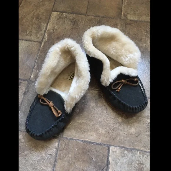 Women’s UGG Collar Moccasin - Picture 2 of 6